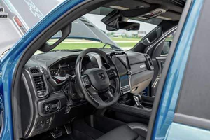 Prêt à être expédié : pick-up cabine double haute performance d'occasion 2022, doté de capacités tout-terrain agressives, configuration 4 portes. - Product Image 2