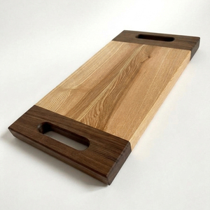 Planche à découper moderne en bois bicolore avec deux poignées intégrées et une finition à grain contrasté pour couper les légumes - Product Image 3