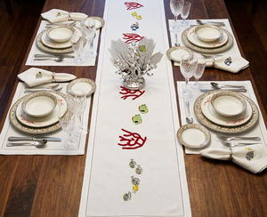 Nouveaux Chemins de Table Blancs 100% Coton Personnalisés Brodés Poissons & Coraux, avec Ourlet Brodé, Lavables et Durables pour Événements Domestiques - Product Image 4