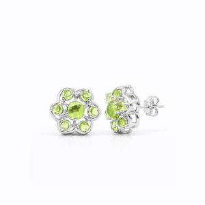 Pendientes de Plata de Ley 925 con Cabujón de Peridoto en Forma de Flor, Bañados en Oro, con Diseño Floral de Hellebore Verde y Piedras Preciosas - Product Image 2