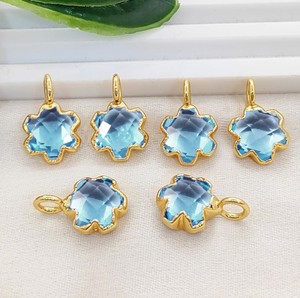 Colgante de flor de trébol de topacio azul de 10 mm hecho a mano, con baño electrolítico, para fabricación de joyas, venta al por mayor - Product Image 1