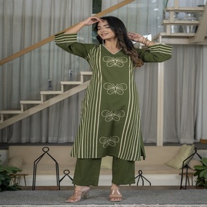 Conjunto de Kurta de Algodón Verde para Mujer con Estampado de Mariposas Blancas, Cuello en V, Manga 3/4, Corte Holgado, Largo hasta el Tobillo, Ropa Étnica Informal - Product Image 4