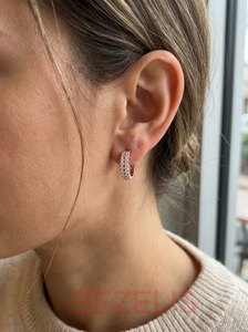 Pendientes de aro Huggie de oro rosa con diamantes redondos de talla brillante, joyería de lujo para mujer, regalo fino - Product Image 2