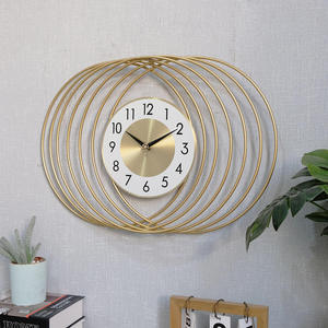 Horloge murale antique dorée, superbe finition, métal élégant qui reflète la lumière magnifiquement, améliorant la profondeur visuelle de votre mur. - Product Image 1