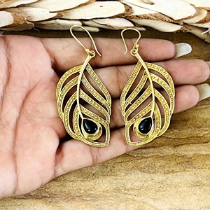 Boucles d'oreilles pendantes bohèmes à plumes très demandées, en laiton tribal, plaqué or 18 carats, motif paon, pour femmes, vente en gros/OEM/ODM - Product Image 2