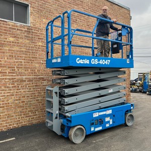 โรงงานจำหน่ายรถยกไฮดรอลิกไฟฟ้า Genie GS-4047 รุ่นใหม่ ขนาด 45 ฟุต |   แพลตฟอร์มงานยกสูง รับน้ำหนัก 1000 กก. ชั่วโมงการทำงานต่ำ - Product Image 4