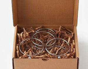Porta servilletas de acero inoxidable con acabado pulido a espejo, perfecto para decoración elegante de mesas y organización del comedor. - Product Image 6