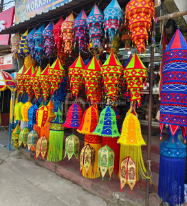 โคมไฟผ้าฝ้ายอินเดียแบบคละสี สำหรับตกแต่งงานปาร์ตี้ โคมไฟพับได้สไตล์วินเทจ ปักลาย โคมไฟระย้าหลากสีสัน แขวนได้ - Product Image 1