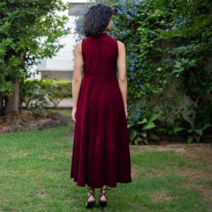 Vestido sin mangas con cuello alto y cintura alta color vino para mujer, con tela ligera, estilo moderno y ajuste cómodo. - Product Image 2