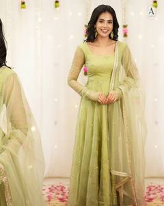 ชุดเดรส Anarkali หรูหราสำหรับผู้หญิง ออกแบบโดยดีไซเนอร์ ปักลายอย่างประณีต ยาวถึงพื้น พร้อมผ้าคลุมไหล่ เหมาะสำหรับงานแต่งงาน งานเลี้ยง และชุดประจำชาติ - Product Image 2