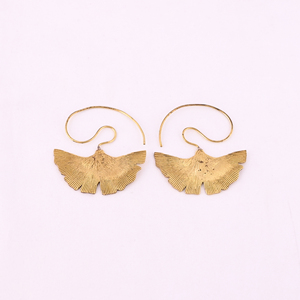 Pendientes de latón dorado en espiral, modernos - Product Image 1