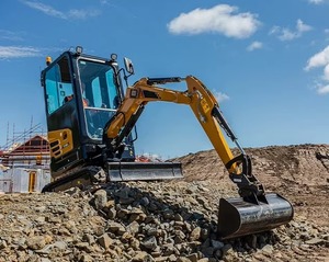 Excavadora de cadenas usada profesional de 3 toneladas, color amarillo, con controles hidráulicos de precisión y cabina de seguridad cerrada para trabajos en obra. - Product Image 5