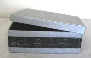 Caja Sólida Hecha de Cartón y Papel Metálico Bordado en Forma Rectangular para Regalos y Empaque Navideño - Product Image 2