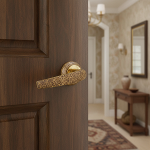 Poignée de porte contemporaine Terra Glint |   Finition texturée aspect antique avec quincaillerie dorée pour portes intérieures - Product Image 3