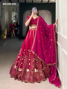 Ensemble Lehenga Choli et Dupatta en soie de qualité supérieure, magnifiquement orné de paillettes et de broderies, disponible en ligne en Inde - Product Image 2