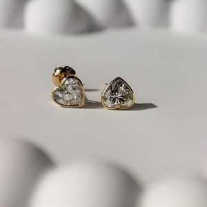 Pendientes de plata de ley 925 con moissanita talla corazón, VVS, engaste de bisel, cierre de rosca, para mujer, regalo - Product Image 6