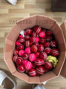 Ball de cricket en cuir de haute qualité, durable, rouge et rose, 156 g, idéal pour le T20 en extérieur, logo personnalisé, livraison directe d'usine. - Product Image 3