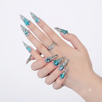 Ongles en acrylique pré-conçus, longs, en forme de stiletto, avec base chromée transparente et strass superposés, effet gemme lac