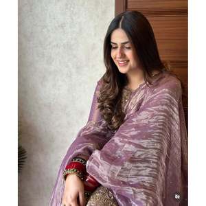 Ensemble haut et dupatta pour soirée, fait main, avec broderie et travail de sequins, en tissu organza. - Product Image 5