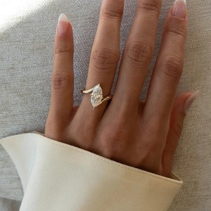 Anillo de Compromiso con Diamante Corte Marquesa, Oro Sólido de 18K, Engaste de Garras, Banda Pavé, Joyería Fina Clásica para Mujer - Product Image 5