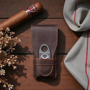Estuche para cigarros hecho a mano con cortador integrado que combina la artesanía de lujo con la funcionalidad práctica para viajes, en venta. - Product Image 2