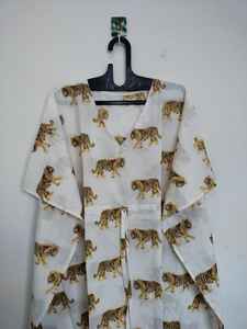 Kaftán indio hecho a mano con estampado de tigre, ligero, de algodón, para la playa, cómodo para usar en el resort. - Product Image 2