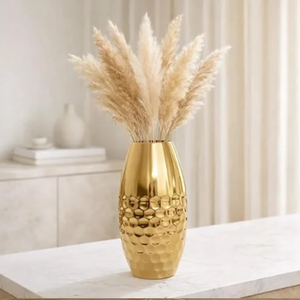 Par de hermosos floreros metálicos plateados con textura, que albergan elegantes ramas de magnolia blanca, disponibles a precios de mayorista. - Product Image 3
