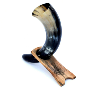 Corne à boire authentique faite à la main, inspirée de la boussole viking, avec support en bois massif et ornement gravé à la main à des fins décoratives - Product Image 1