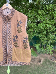 Gilet en coton pour enfants, fait main par un créateur |   Veste sans manches à imprimé floral vintage |   Mode enfantine douce et respirante de style boutique - Product Image 3