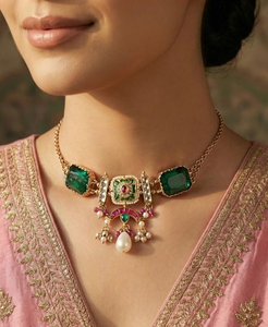 Conjunto de Collar y Pendientes de Diseño en Latón con Acabado Dorado, Cristales y Pedrería en Forma de Flor, Elegante y Moderno para Bodas y Fiestas - Product Image 1