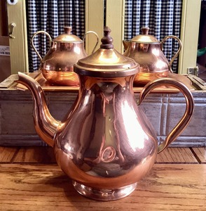 Théière en cuivre de luxe de style artisanal avec long bec verseur traditionnel, poignée décorative, couvercle assorti, corps arrondi et style élégant - Product Image 1