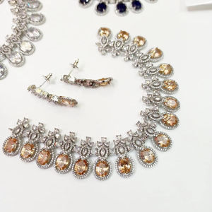 Conjunto de collar y pendientes nupciales con diamantes de imitación amarillos – Elegante joyería de boda plateada para novias y ocasiones especiales - Product Image 1