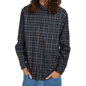 Chemise en flanelle à carreaux classique avec tissu chaud et coupe confortable pour homme, idéale pour les aventures en plein air et les tenues décontractées. - Product Image 3