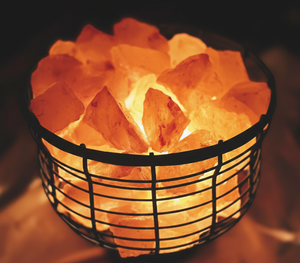 Lámpara de Sal Rosa del Himalaya Tallada a Mano, Ecológica, con Alimentación USB, con Cesta de Metal y Asa, Lámpara Nocturna Decorativa LED - Product Image 1