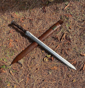 Espada de Acero al Carbono Hecha a Mano con Mango de Madera |   Pieza de exhibición de coleccionista forjada a mano, resistente y ligera |   Hecho en Pakistán - Product Image 4