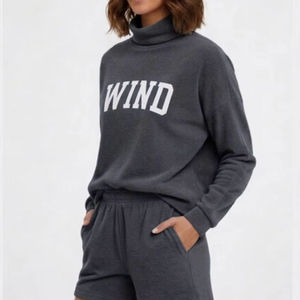 Conjunto de Sudadera Oversize de Cuello Alto con Estampado de Texto 'WIND' en Gris Oscuro y Pantalones Cortos para Mujer, Manga Larga, Estilo Casual y Deportivo - Product Image 1