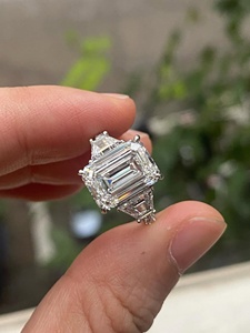 Bague de fiançailles en diamant de laboratoire taille émeraude 5 carats – Bague à trois pierres certifiée IGI - Product Image 1