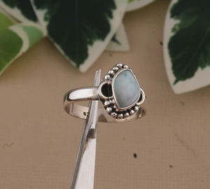 Anillo Solitario Clásico Boho Hecho a Mano con Gema de Larimar de Corte Brillante en Plata de Ley 925 con Engaste de Bisel para Boda o Fiesta - Product Image 2