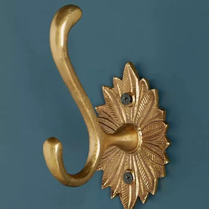 Gancho de pared minimalista de aluminio fundido para diseño de interiores contemporáneo que ofrece una forma simple y utilidad funcional. - Product Image 1