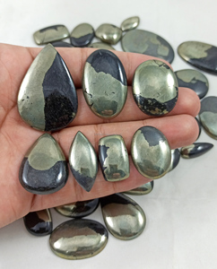 Radha Arts - Pyrite dorée naturelle, formes variées, cabochons de haute qualité, pierres précieuses en vrac du Rajasthan pour la fabrication de bijoux, vente en gros de pierres précieuses - Product Image 3