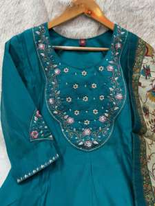 Ensemble Kurti et pantalon en soie de luxe pour femmes avec un élégant dupatta en soie - Product Image 4