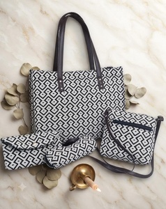 Ensemble de sacs de plage matelassés géométriques vintage en toile avec pochettes et fermeture éclair, sac à bandoulière et organisateur de voyage - Product Image 1