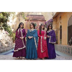 Ensemble robe et dupatta de style designer XL avec travail de broderie de paillettes - Product Image 3