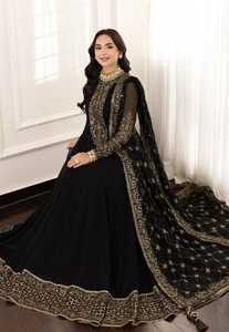 Robe Anarkali en mousseline noire brodée, col montant, manches longues, longueur ras du sol, traîne chapelle, style mère de la mariée - Product Image 5