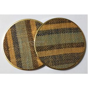 Ensemble de sous-verres écologiques colorés au toucher jaune Fait à la main Design moderne Bords en laiton tissés à partir de fibres naturelles pour toutes les occasions - Product Image 1