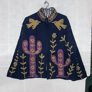 Chaqueta de lana negra vintage hecha a mano, estilo bohemio único, inspirada en la naturaleza del desierto, con bordados, tipo poncho corto. - Product Image 1