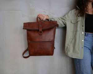 Mochila de Piel Auténtica con Parte Superior Enrollable, Diseño Personalizado, Mochila de Viaje de Piel de Vaca, Bolsa de Lujo para Portátil para Hombre, Personalizada LTBP-0093 - Product Image 2