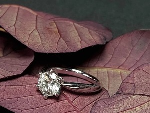 Anillo de Diamantes al por Mayor con Detalles de Zafiro Blanco para Aniversario y Propuesta, Disponible a un Precio Razonable - Product Image 5