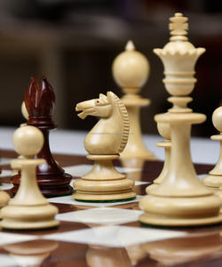 Jeu d'échecs sophistiqué fait à la main en cuir de précision et pièces ABS haut de gamme pour jouer à des jeux de société, y compris le backgammon - Product Image 3