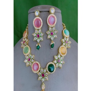 Elegante Juego de Collar y Aretes de Latón Chapado en Oro con Circonitas de Primera Calidad para Regalo de Boda, Fiestas y Ocasiones Especiales para Mujer - Product Image 1